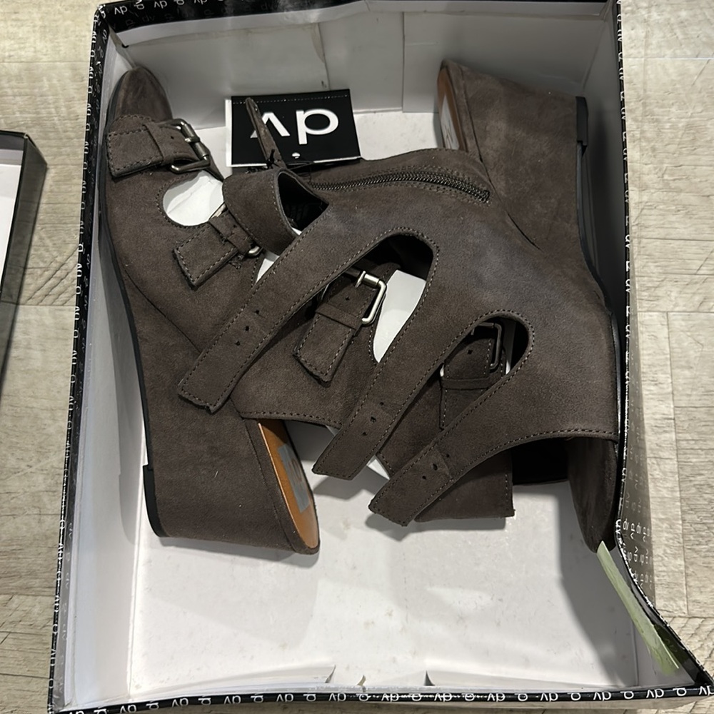 NWT • DV by dolce vita • leeann buckle wedge - Picture 3 of 7
